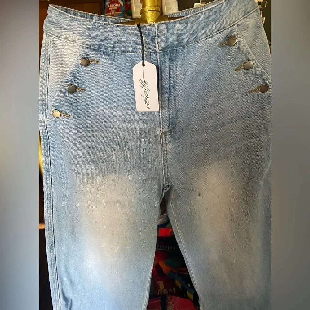 high-waisted straight jean pants.light blue